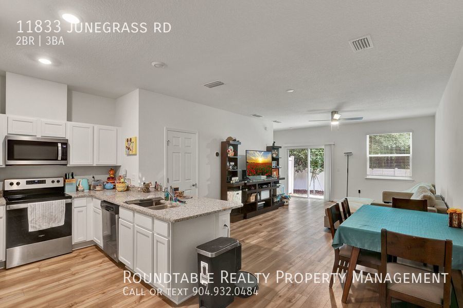 Like new 2 bedroom/ 2.5 bathroom townhome in Mandarin! property image