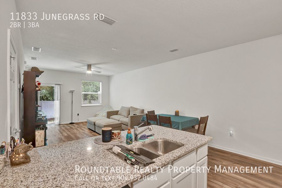 Like new 2 bedroom/ 2.5 bathroom townhome in Mandarin! property image