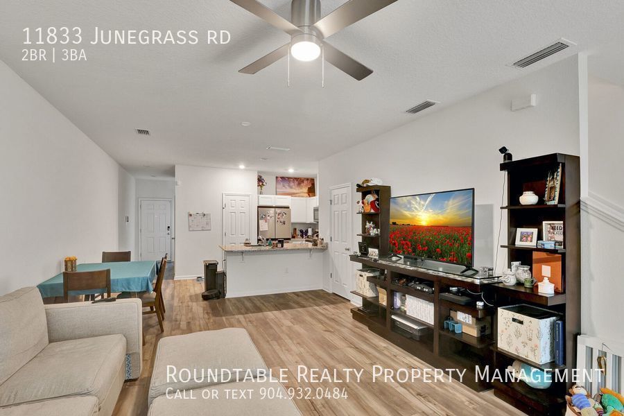 Like new 2 bedroom/ 2.5 bathroom townhome in Mandarin! property image