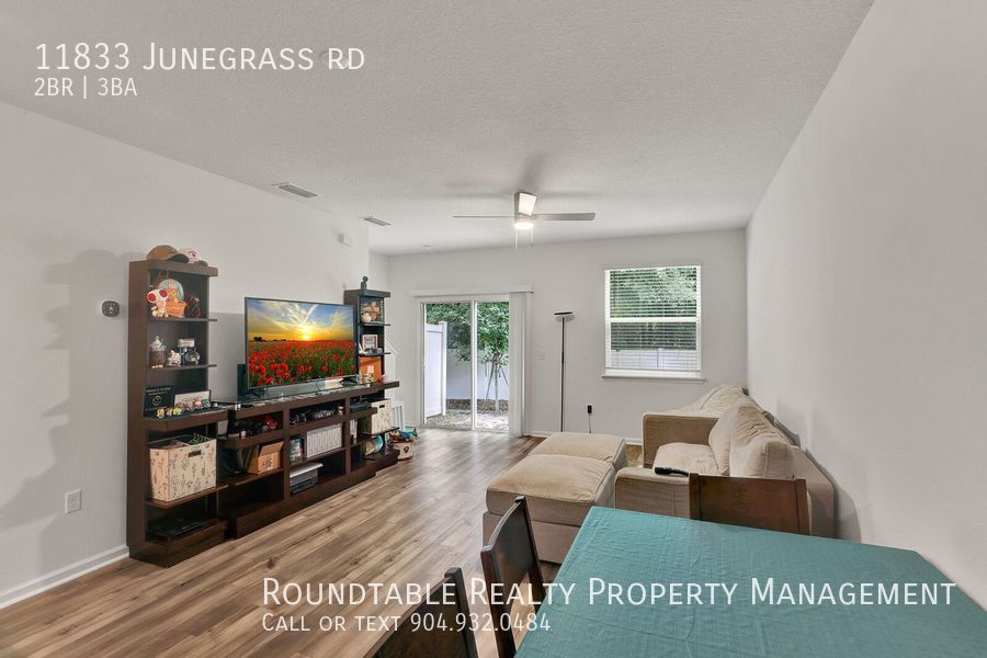 Like new 2 bedroom/ 2.5 bathroom townhome in Mandarin! property image