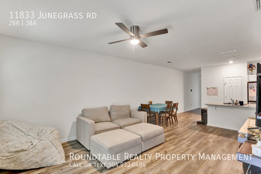 Like new 2 bedroom/ 2.5 bathroom townhome in Mandarin! property image