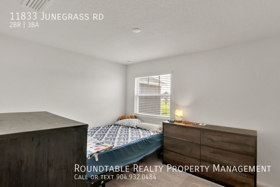 Like new 2 bedroom/ 2.5 bathroom townhome in Mandarin! property image