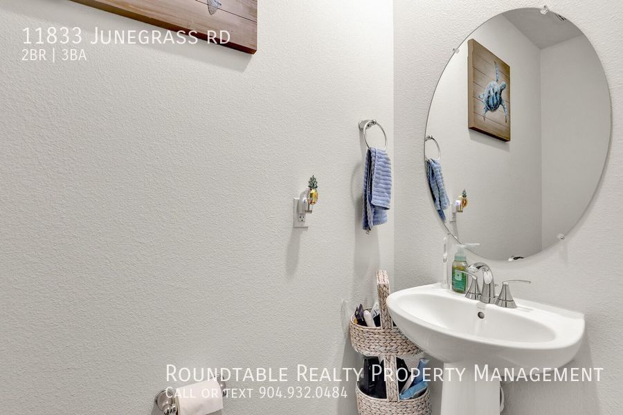 Like new 2 bedroom/ 2.5 bathroom townhome in Mandarin! property image