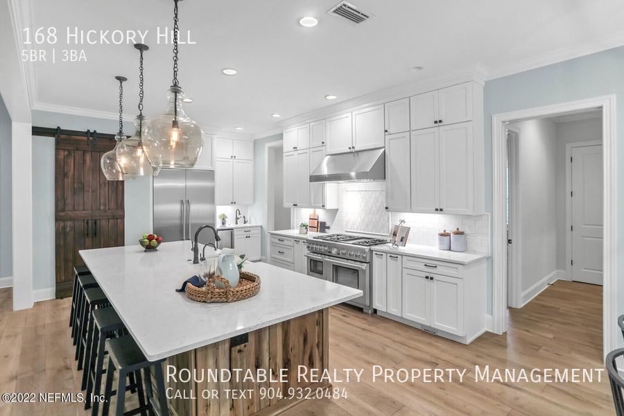 Gorgeous 5 bedroom/ 3 bathroom cottage home in Palencia for rent! property image