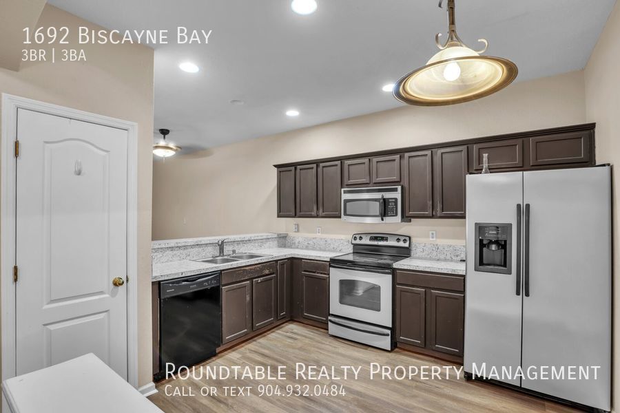 3 bedroom/ 2.5 bathroom townhome near the airport! property image