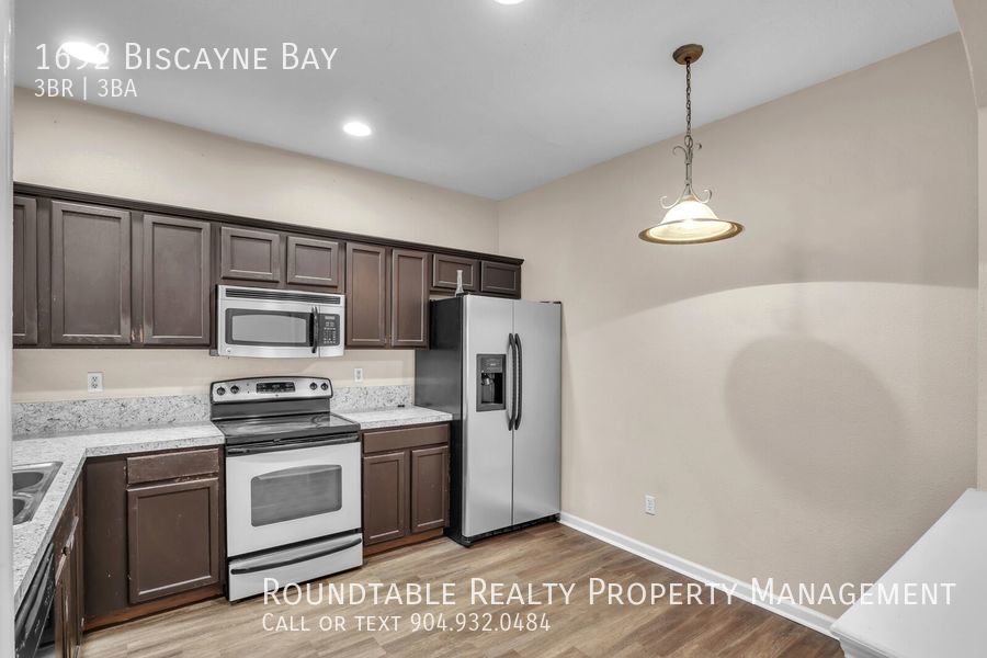 3 bedroom/ 2.5 bathroom townhome near the airport! property image