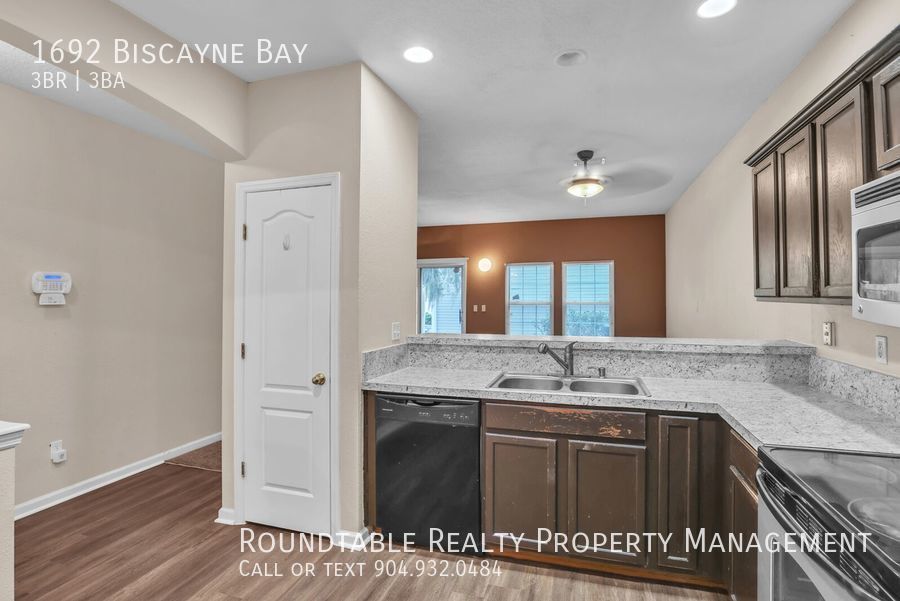3 bedroom/ 2.5 bathroom townhome near the airport! property image