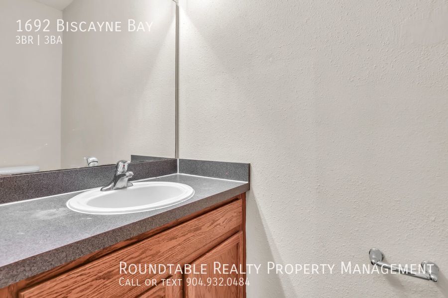 3 bedroom/ 2.5 bathroom townhome near the airport! property image