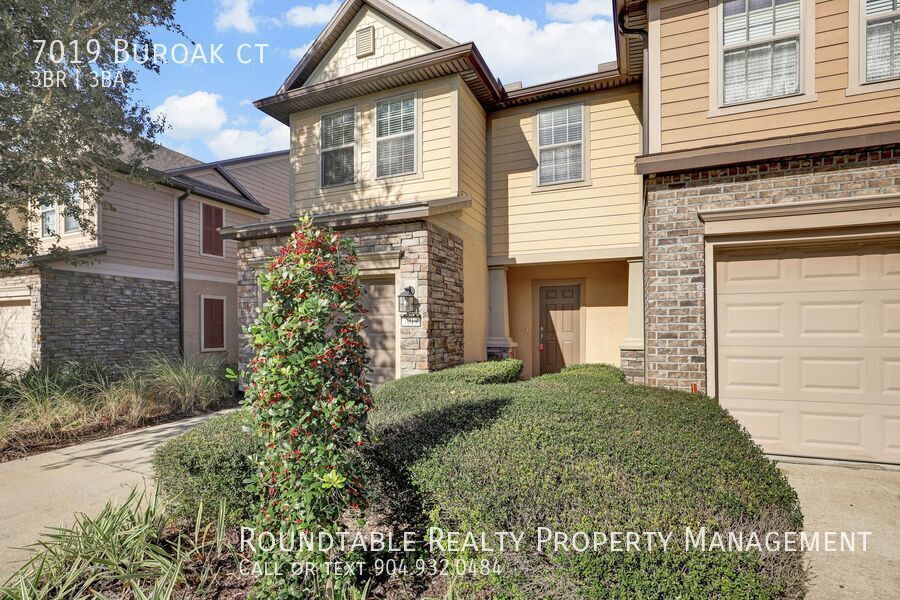 Renovated 3 bedroom/ 2.5 bathroom townhome in gated community! property image