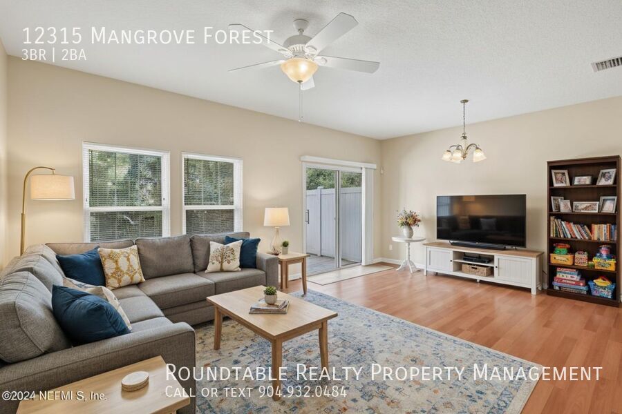 3 bedroom/ 2 bathroom townhome near the airport! property image