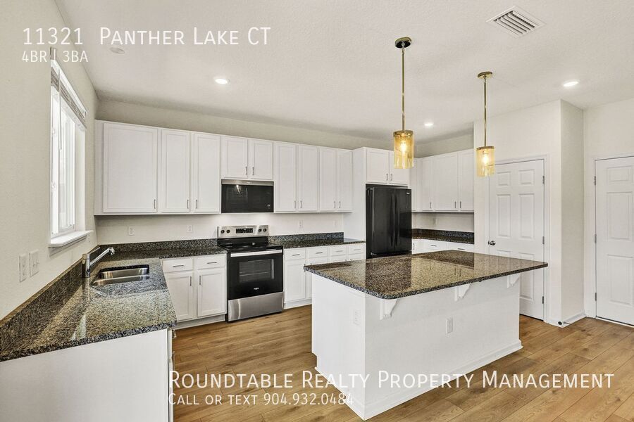 Like new 4 bedroom/ 3 bathroom home on the Westside property image