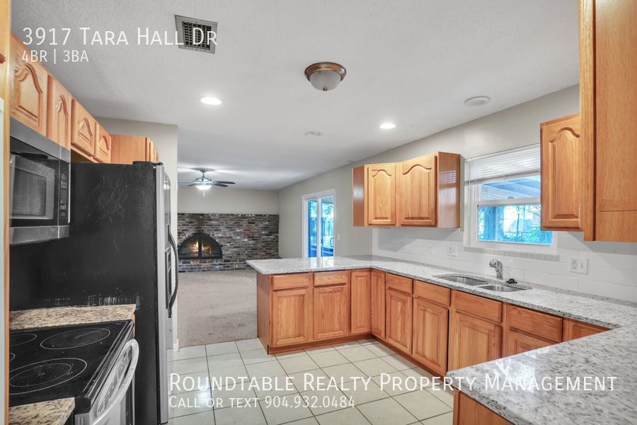4 bedroom 2.5 bath home in Fort Caroline! property image